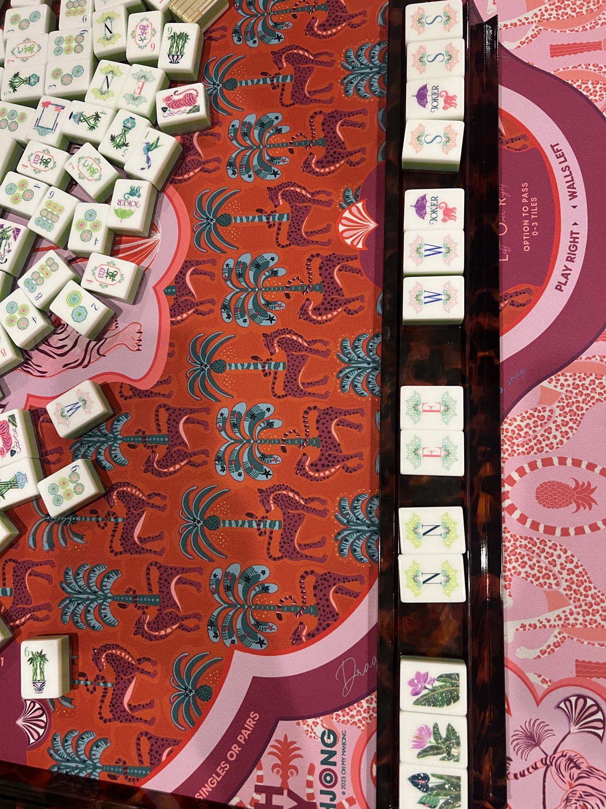 A patterned mahjong table mat with a tortoiseshell rack